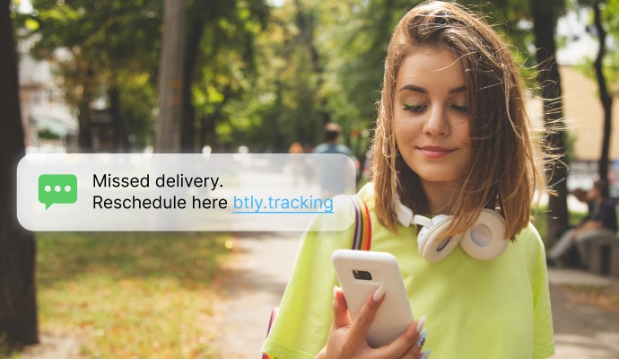 szöveges üzenetek és hívások védelme – egy nő az üzeneteit tekinti meg a telefonján